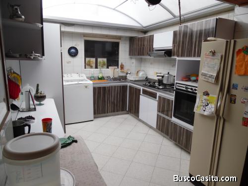 EXCELNETE CASA UBICADA EN VILLA DEL PARADO DOS NIVELES ILUMINADA en