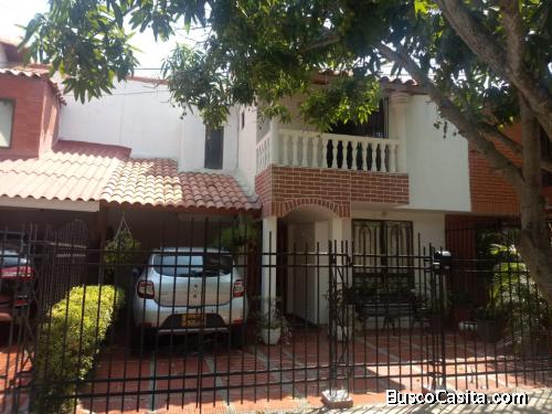 Casa de 2 plantas en arriendo Villa Carolina