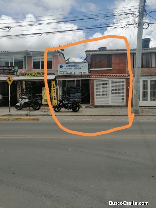 casa de dos plantas incluye  2 locales Negociable