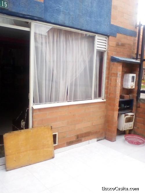 Casa de 3 pisos en buena condición. 