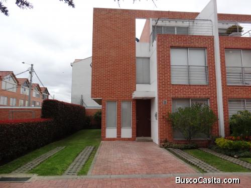 Espectacular casa en Chia, conjunto cerrado con zona verde privada