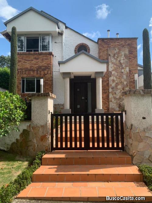 Espectacular casa campestre en conjunto cerrado, rodeada de jardines y bosques