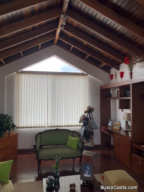 Espectacular casa ideal para familia grande con enormes espacios. El primer piso cuenta con sala y c