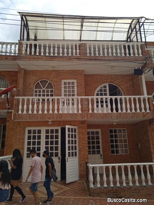 SE VENDE CASA EN MESITAS DEL COLEGIO 
