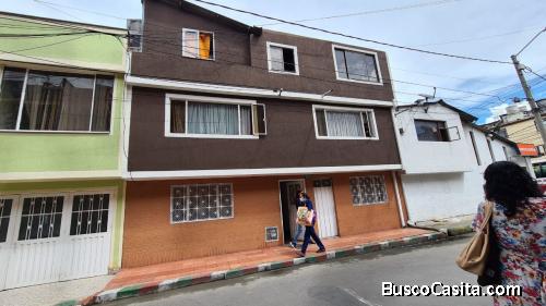 CASA EN ZONA COMERCIAL DE SAN CRISTOBAL NORTE