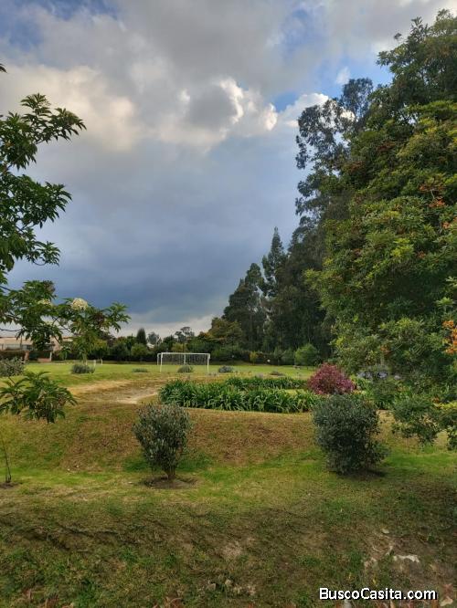 CASA CON BOSQUE CHIA EN CONJUNTO LINDISIMA 195 METROS