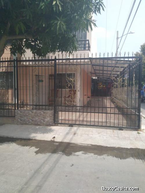 Casa esquinera con excelente ubicación, 2 parqueaderos.