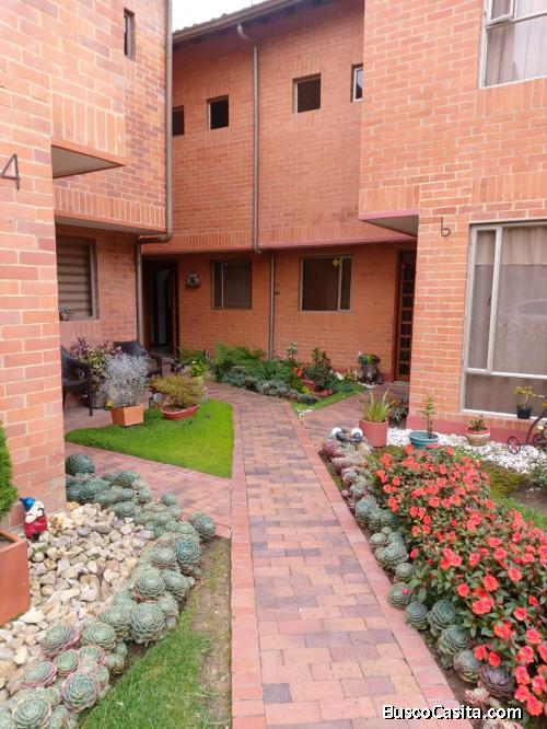 ARRIENDO CASA  A M O B L A D A    CHIA VEREDA CERCA DE PIEDRA EN CONJUNTO PEQUEÑO QUE RIENE UN PARQU