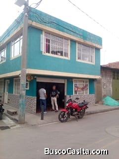 casa esquinera de dos pisos con local