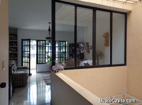 Venta Hermosa y Amplia Casa Medianera Bifamiliar de Tres Pisos en Aranjuez, Excelente Ubicación