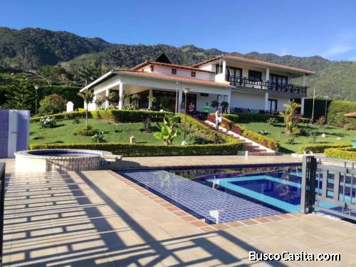 La Finca esta cerca del parque principal de Guatape