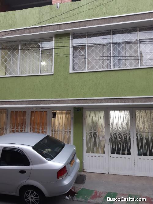 VENDO CASA GRANDE DE 3 NIVELES,$470.000.000, 