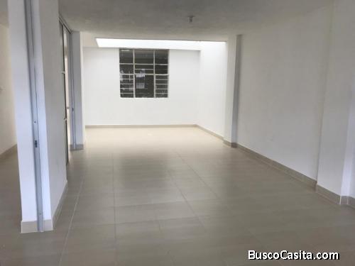 Recién remodelada casa comercial