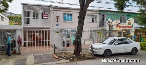 Casa Grande con renta 4 Aptos, buena ubicación