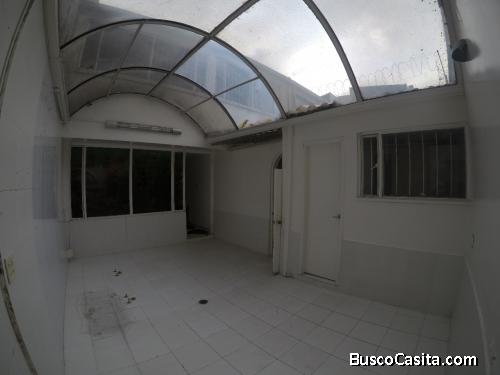 GRAN VITRINA COMERCIAL PARA REMODELAR, EXCELENTE UBICACION!!