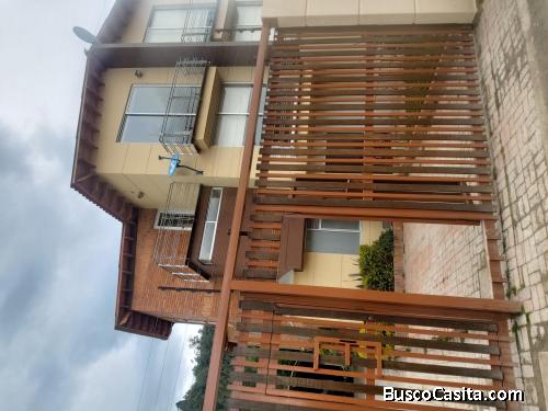 ARRIENDO CASA CHIA VEREDA FONQUETA 3 PISOS  4 HABITACIONES 1 PARQUEADERO SE RWNTA CON ASEGURADORA