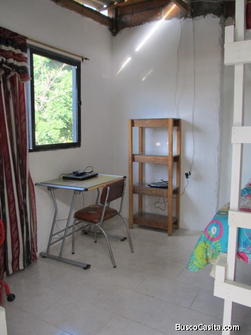 Comodísima habitación amoblada y grande para UNA SOLA persona