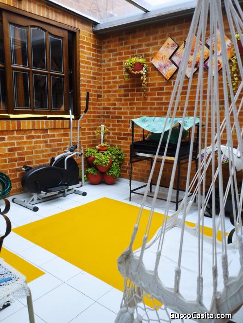 LINDA CASA ESQUINERA CHIA SECTOR VIVENZA 205 MTS, 3 PISOS, 2 PARQUEADEROS, AMPLIA, COMODA REFORMADA