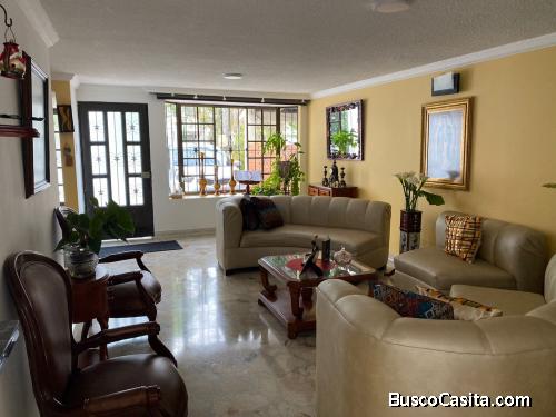 VENDO ESPECTACULAR CASA AMPLIA, REMODELADA, MODERNA, URBANIZACION RIO VISTA.  $680.000.000 