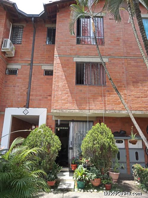 HERMOSA CASA DE TRES PISOS SUR DE CALI VALLE DEL LILI