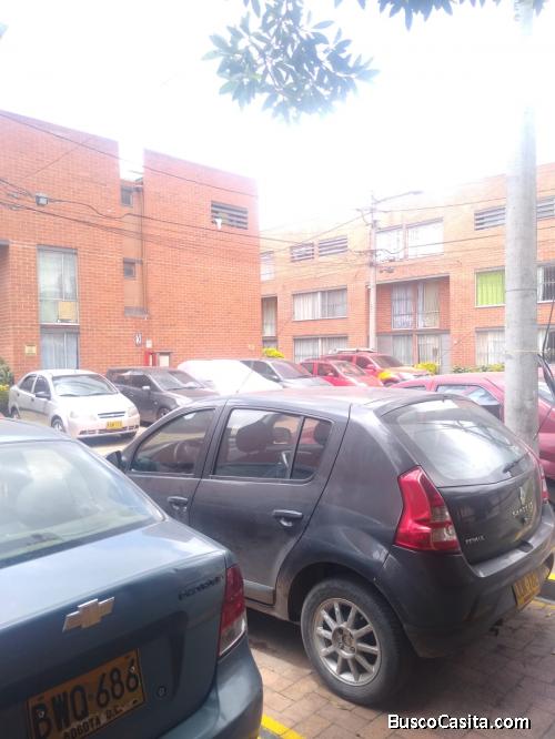 SE VENDE BONITA CASA DE TRES PISOS. CERCA CENTRO COMERCIAL MILENIO PLAZA