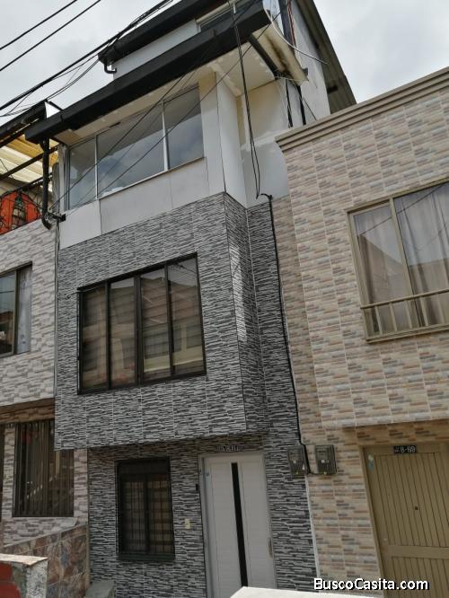 CASA DE 4 NVLES EN LA CUMBRE 
