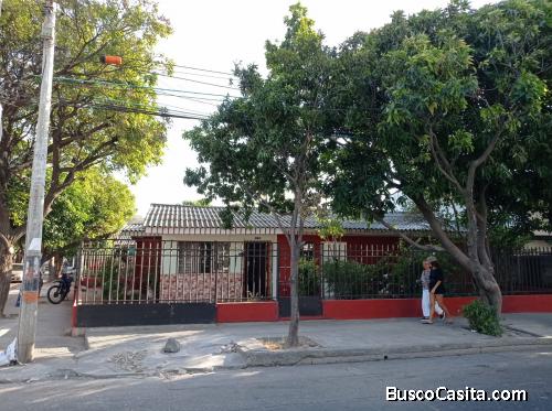 CASA EN SANTA MARTA , EXCELENTE UBICACIÓN SOBRE AVENIDA LIBERTADOR