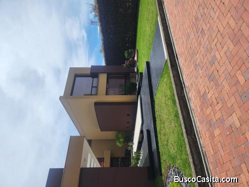 Casa CON  Club house CHIA  VEREDA CERCADE PIEDRA 2 PISOS, 450 MTS    4  HABITACIONES CADA UNA CON BA