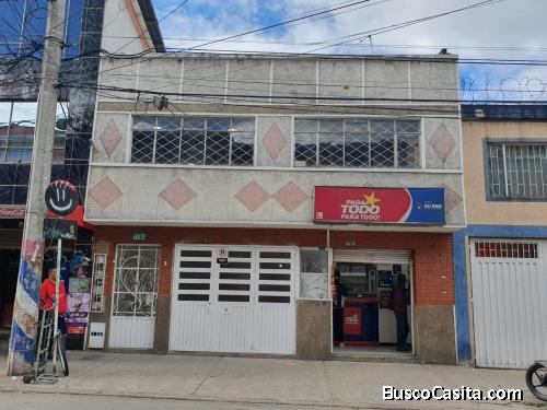 Amplia y funcional con diferentes espacios habitacionales, garaje, local en zona comercial