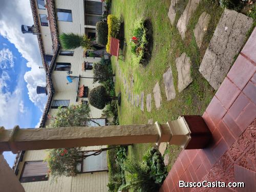VENDO CASA CAMPESTRE COLONIAL,ANTIGUA,  En el centro de Chia, Conjunto, dos pisos, 3 habitaciones, d