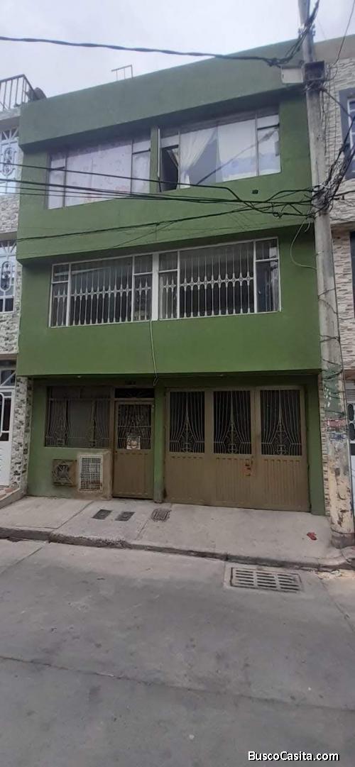 GRANDIOSA CASA DE TRES PISOS EN VENTA