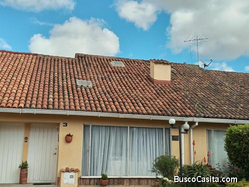 Hermosa casa, con patio interior, jardín, parqueadero exclusivo, muy luminosa, aireada, con una chim