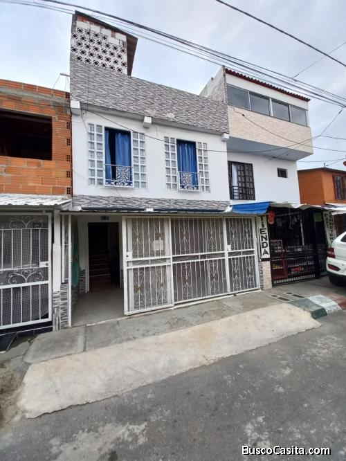 Espectacular Casa Bifamiliar de 3 pisos en Venta