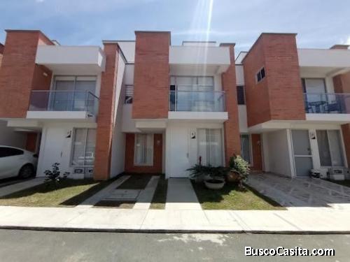 VENDO HERMOSA CASA DUPLEX CON TERRAZA EN CONJ. CERRADO, SECTOR GALICIA - CERRITOS, PEREIRA.