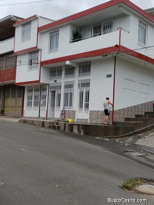 Casa con local comercial+mezanine, tres pisos, tres apartamentos