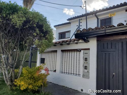 Excelente casa para vivienda o actividad comercial