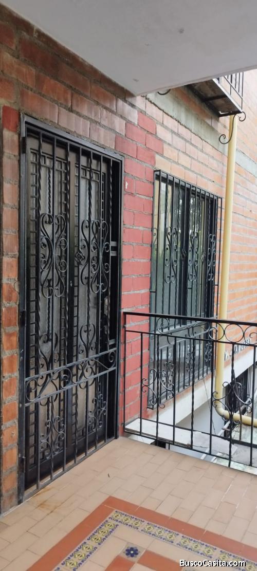se arrienda amplio apartamento en segundo piso 