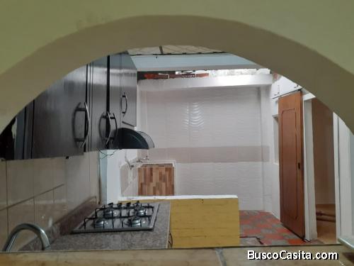 Casa en Simon Bolivar, sobre avenida, con parqueadero, dos habitaciones y antejardín techado