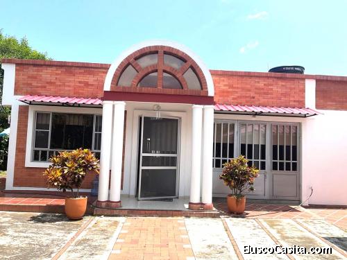 Linda casa campestre de 150 m2 en amplio lote ubicado en condominio con piscina y más amenidades