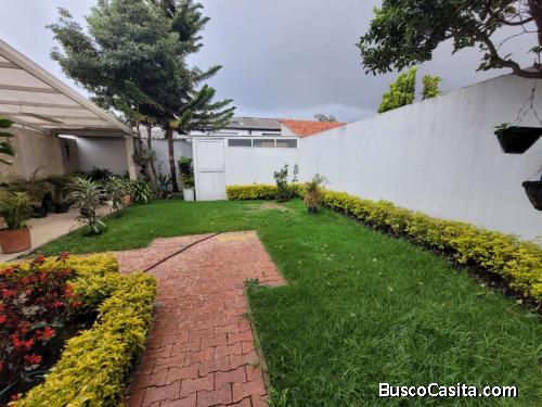 Vendo amplia casa en las villas