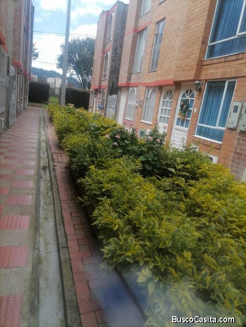 FABULOSA CASA DE 4  NIVELES CANTALEJO