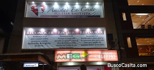 Venta de local, con vitrina para 7 maniquies