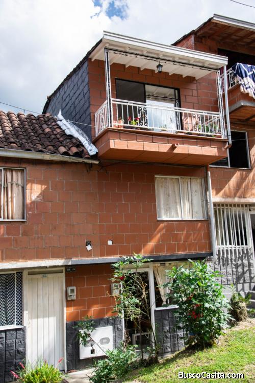Venta de hermosa casa con 4 habitaciones, sala de TV, 3 baños y excelente ubicación en Medellín