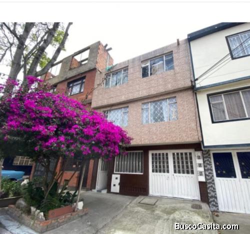 Venta de hermosa casa amplia en barrio Olarte, 3 pisos + terraza y garaje.