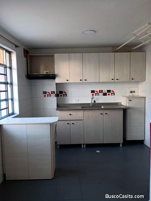 Se arrienda excelente apartamento con entrada totalmente independiente y servicios independientes. E