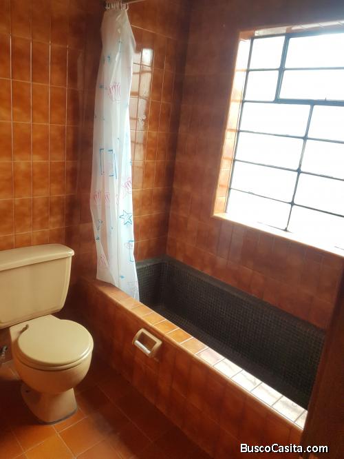 Vendo o Arriendo casa amplia e iluminada  Cll 65 # 15A Barrio La Esperanza Chapinero (Norte). 