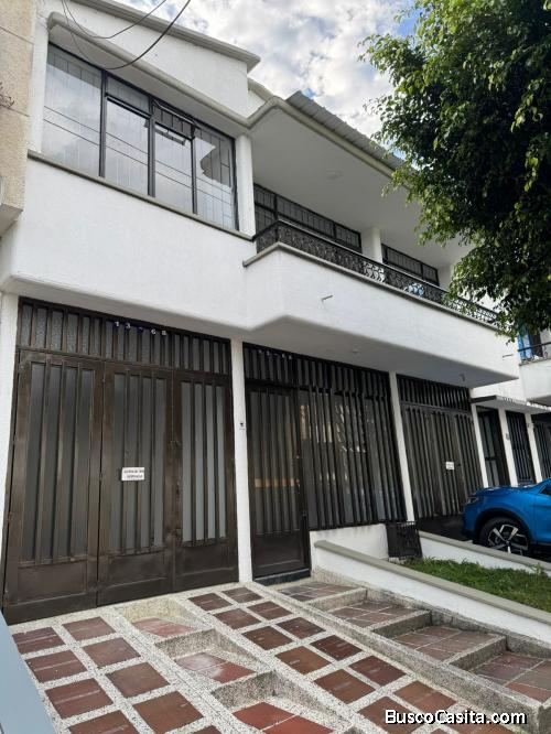 Casa comercial 9 habitaciones y 7 baños en La Elvira, Pereira, ideal para estudio digital u oficinas
