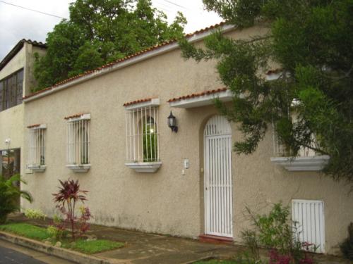 BELLA CASA DE DOS PLANTAS EN URB. RORAIMA