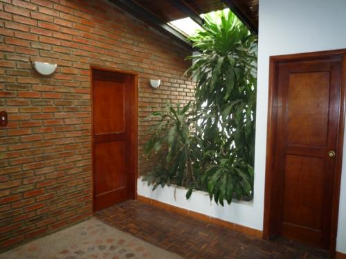 MIGUEL OBREGON VENDE QUINTA EN URBANIZACION SANTA ELENA 