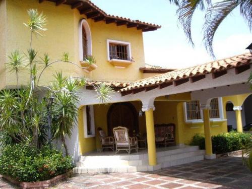 Casita.com.ve VENDE LINDA Y CONFORTABLE CASA QUINTA EN URB. ARIVANA